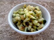 Salade de courgette crue, pomme et cacahuètes photo-1298