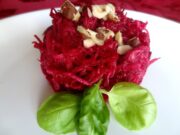 Salade de betterave crue et concombre aux noisettes photo-1323