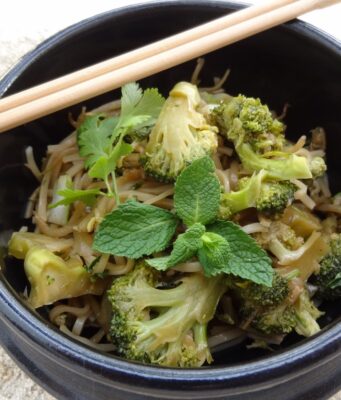 Nouilles de riz sautées aux brocolis et chou chinois nouilles-de-riz-sautees-aux-brocolis-et-chou-chinois