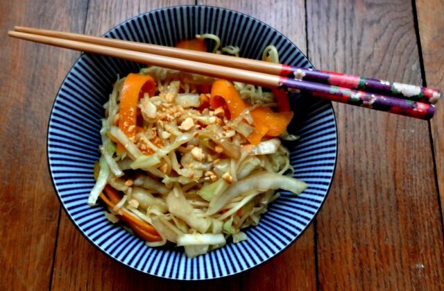 wok-de-nouilles-et-legumes-a-lasiatique